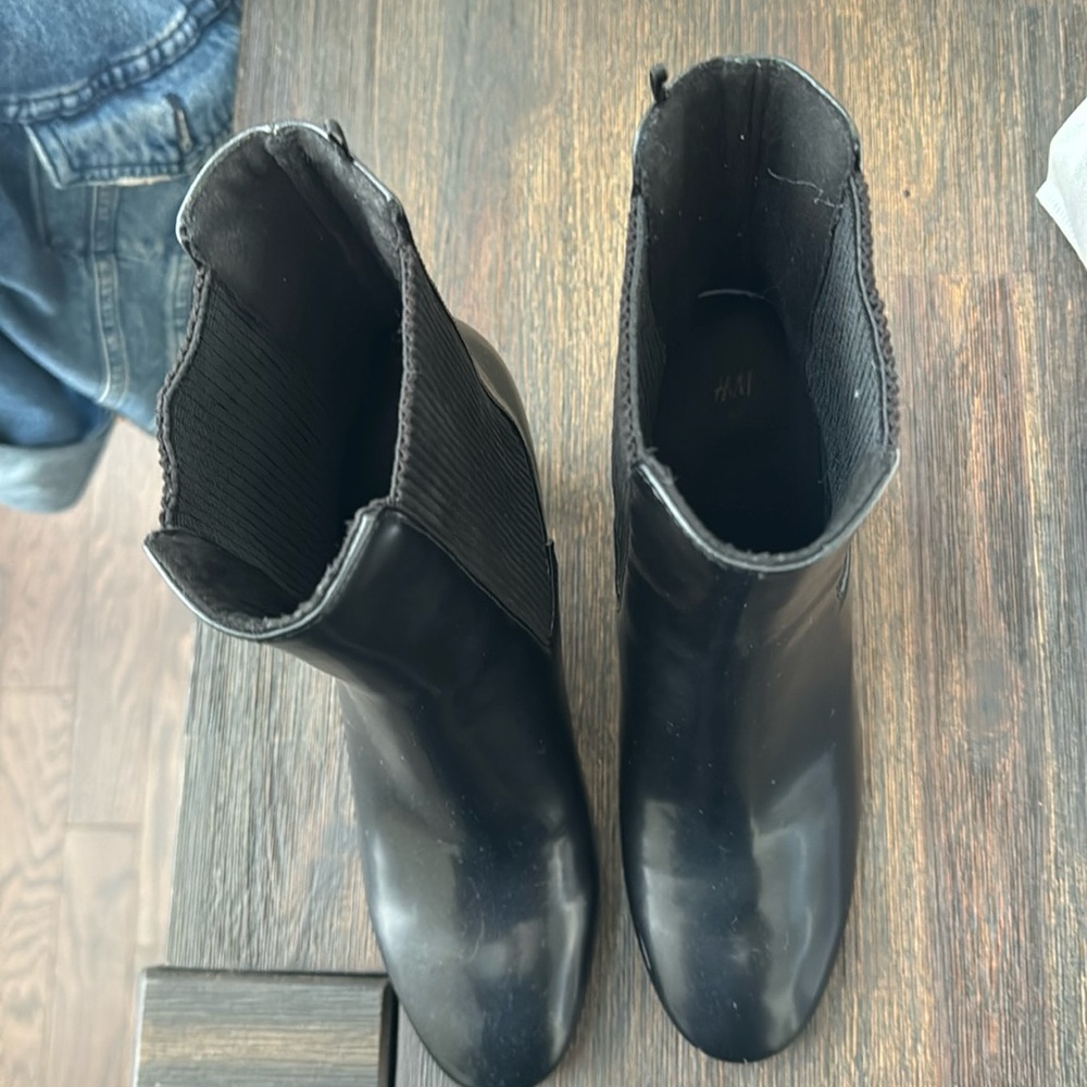 Beautiful work style bots, purchased in Europe, only wore them once in house.